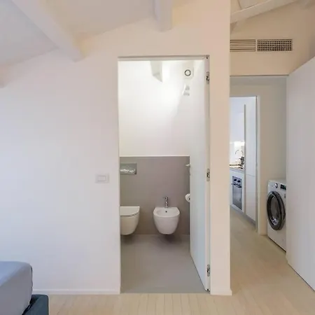 Duomo 10min ☆☆☆☆☆ Shopping&relax Ac Wifi Balcony 公寓